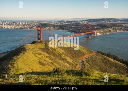 Blick auf die wunderschöne berühmte Golden Gate Bridge in San Francisco, Kalifornien, USA bei Tageslicht Stockfoto