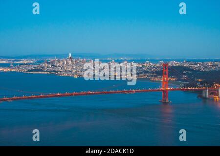 Blick auf die wunderschöne berühmte Golden Gate Bridge in San Francisco, Kalifornien, USA am Abend Stockfoto