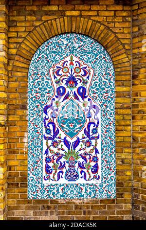 Kunstvolle Mosaikfliesen an der Fassade der Suleymaniye Moschee in Haggerston, London, Großbritannien Stockfoto