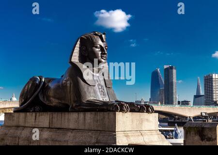 Sphinx im ägyptischen Stil auf der Seite des Needle Obelisken von Cleopatra am Victoria Embankment, London, Großbritannien Stockfoto