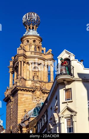 Oben im London Coliseum Gebäude und dem Chandos Pub, Traflagar Square, London, Großbritannien Stockfoto