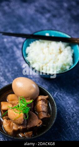 Asiatischer Schweinebauch mit Reis Stockfoto