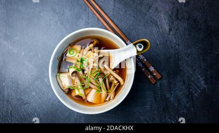 Japanische Pilzsuppe in einer Schüssel Stockfoto