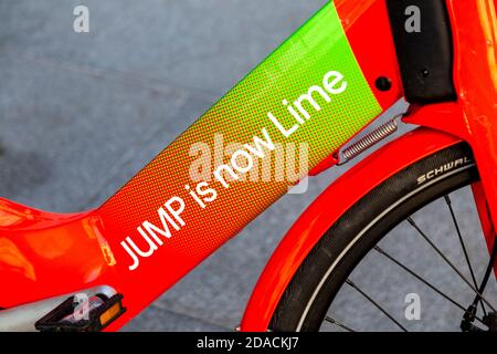 Dockless SPRUNG Elektro-Fahrrad umfirmiert von Lime nach der Übernahme von Uber in London, Großbritannien Stockfoto