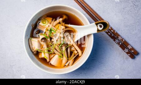 Japanische Pilzsuppe in einer Schüssel Stockfoto