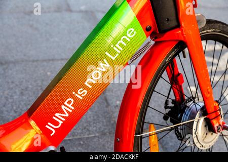 Dockless SPRUNG Elektro-Fahrrad umfirmiert von Lime nach der Übernahme von Uber in London, Großbritannien Stockfoto