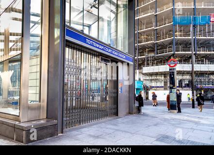 Geschlossener Eingang zum Bahnhof Tottenham Court Road, London, Großbritannien Stockfoto