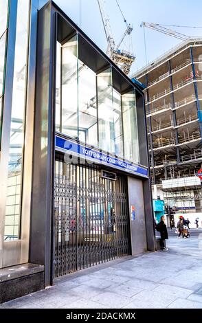 Geschlossener Eingang zum Bahnhof Tottenham Court Road, London, Großbritannien Stockfoto