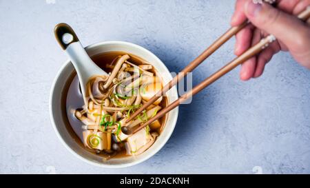 Japanische Pilzsuppe in einer Schüssel Stockfoto