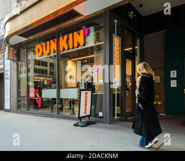 Eine brandneue Dunkin’, geborene Dunkin’ Donuts, Franchise in Midtown in New York am Dienstag, 3. November 2020. Dunkin’ Brands wurde kürzlich von Inspire Brands übernommen. Inspire Brands besitzt eine Reihe von Ketten, darunter Arby's und Buffalo Wild Wings. (© Richard B. Levine) Stockfoto