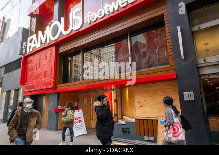 Arbeiter in Midtown Manhattan in New York steigen am Dienstag, den 3. November 2020, in Erwartung möglicher Unruhen und Plünderungen nach den Wahlen in das berühmte Schuhgeschäft ein. (© Richard B. Levine) Stockfoto