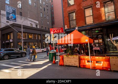 Ein Abendessen im Freien im berühmten Fanelli Cafe im Viertel Soho in New York am Samstag, 31. Oktober 2020. (© Richard B. Levine) Stockfoto