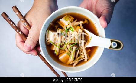 Japanische Pilzsuppe in einer Schüssel Stockfoto