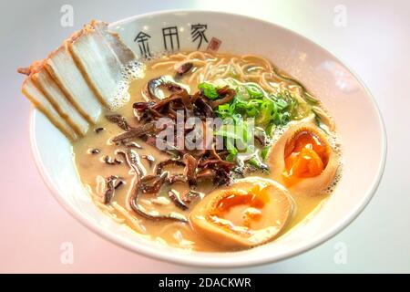 Tonkotsu X Port Ramen in Kanada-Ya Japanische Ramen Restaurant Bar in St Giles, Tottenham Court Road, London, Großbritannien Stockfoto