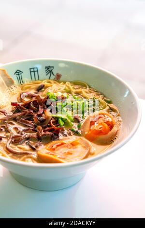 Tonkotsu X Port Ramen in Kanada-Ya Japanische Ramen Restaurant Bar in St Giles, Tottenham Court Road, London, Großbritannien Stockfoto