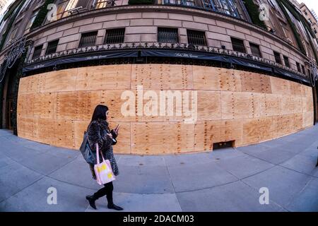 Am Montag, den 2. November 2020 in Midtown Manhattan in New York in das Kaufhaus Saks Fifth Avenue eingestiegen, um mögliche Unruhen und Plünderungen nach den Wahlen am 3. November zu erwarten. (© Richard B. Levine) Stockfoto