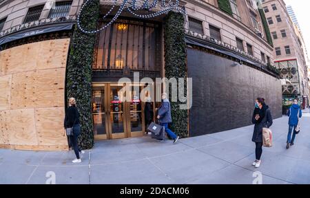 Am Montag, den 2. November 2020 in Midtown Manhattan in New York in das Kaufhaus Saks Fifth Avenue eingestiegen, um mögliche Unruhen und Plünderungen nach den Wahlen am 3. November zu erwarten. (© Richard B. Levine) Stockfoto