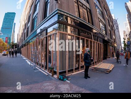 Am Montag, den 2. November 2020, steigen Arbeiter in das Zara-Geschäft in Midtown Manhattan in New York ein, um mögliche Unruhen und Plünderungen nach den Wahlen am 3. November zu erwarten. (© Richard B. Levine) Stockfoto