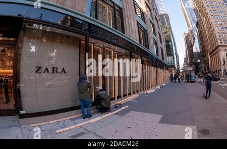 Am Montag, den 2. November 2020, steigen Arbeiter in das Zara-Geschäft in Midtown Manhattan in New York ein, um mögliche Unruhen und Plünderungen nach den Wahlen am 3. November zu erwarten. (© Richard B. Levine) Stockfoto