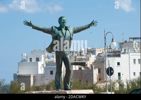 Die Bronzestatue des beliebten italienischen Sängers Domenico Modugno in seiner Stadt Polignano a Mare, Bari, Italien. Die Statue wurde in Bari von der Gießerei gegossen Stockfoto