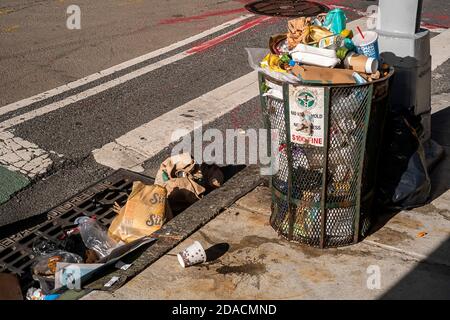 Eine feine Auswahl an Müll aus einem überfüllten Mülltonnen in New York am Mittwoch, den 4. November 2020. (© Richard B. Levine) Stockfoto