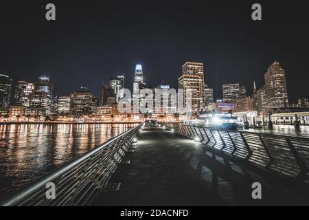 Panorama schöne malerische Aussicht auf die Stadt San Francisco und Financial City Wolkenkratzer Gebäude am Abend vom Pier 14, Kalifornien, USA Stockfoto