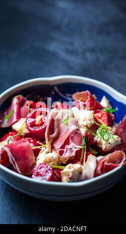 Tomaten-Mozzarella-Salat mit Prosciutto Stockfoto