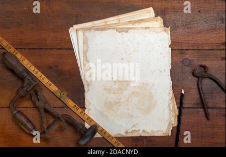 Vintage-Werkzeuge und alte Blätter aus Pergament - Platz für Text Stockfoto