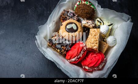 Weihnachtliche Dessertauswahl mit Keksen und Bars Stockfoto