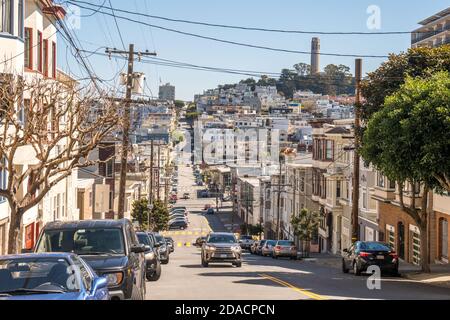 San Francisco, Kalifornien, USA - MÄRZ 15 2019: Blick auf den Telegraph Hill Turm von der Lombard Street Region an einem sonnigen Tag Stockfoto
