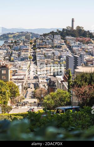 San Francisco, Kalifornien, USA - MÄRZ 15 2019: Blick auf den Telegraph Hill Turm von der Lombard Street Region an einem sonnigen Tag Stockfoto