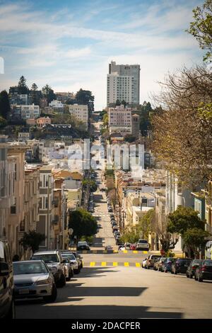 San Francisco, Kalifornien, USA - MÄRZ 15 2019: Blick auf die Lombard und Greenwich Straßen an einem sonnigen Tag Stockfoto