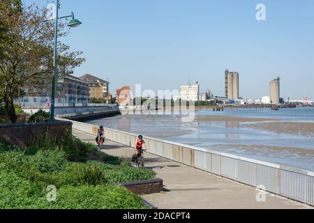 William Cory Promenade und Themse von Riverside Gardens, Erith, London Borough of Bexley, Greater London, England, Großbritannien Stockfoto