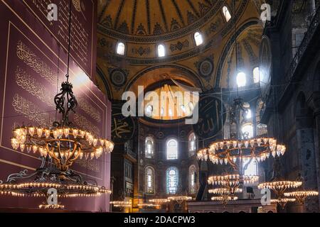 Hängende Kronleuchter Lichter im Haupt-Gebetsraum in der Hagia Sophia Moschee, Istanbul, Türkei Stockfoto