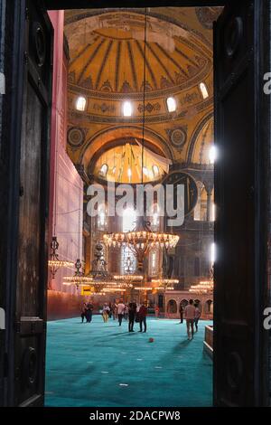 Hängende Kronleuchter Lichter im Haupt-Gebetsraum in der Hagia Sophia Moschee, Istanbul, Türkei Stockfoto