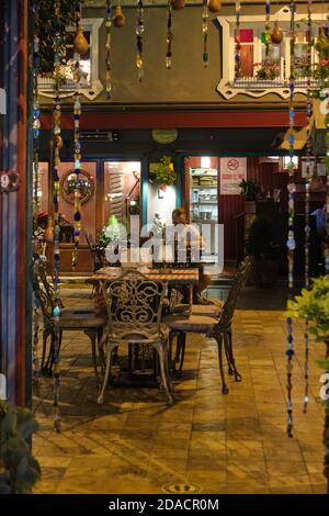 Einzelkunde in leerem Restaurant in der Nacht aufgrund der Auswirkungen von COVID auf Touristen Reisen, Istanbul, Türkei Stockfoto