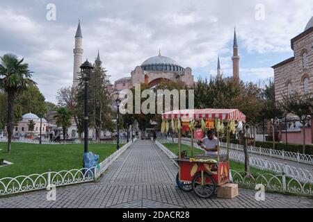 Gerösteter Mais auf dem Maiskolben und geröstete Kastanien mobile Stand im Sultan Ahmet Park mit Hagia Sophia im Hintergrund, Istanbul, Türkei Stockfoto