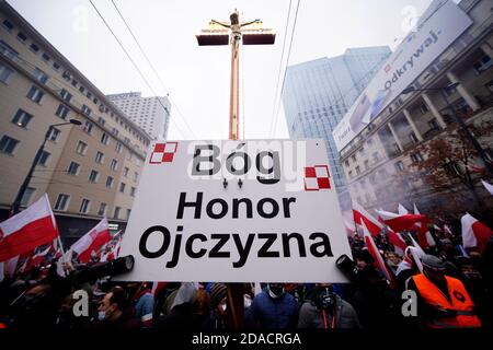 Warschau, Pl. November 2020. Ein Mann hält ein Zeichen mit den Worten "Gott, Ehre, Land" während des Unabhängigkeitstages märz in Warschau, Polen am 11. November 2020. (Foto von Jaap Arriens/Sipa USA) Quelle: SIPA USA/Alamy Live News Stockfoto