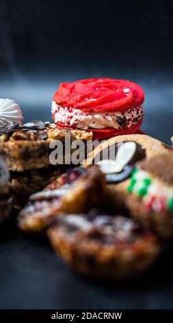 Weihnachtliche Dessertauswahl mit Keksen und Bars Stockfoto