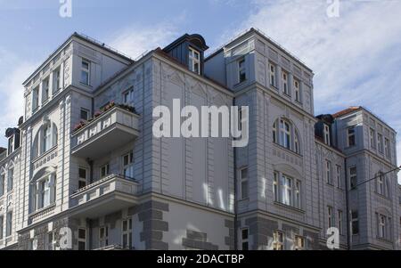 Graues historisches Mietshaus in der Altstadt von Posen, Polen. Schöne Fassade eines renovierten Mietshauses. Stockfoto
