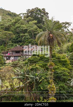 Petropolis, Brasilien - 23. Dezember 2008: Braun überdachtes großes Herrenhaus versteckt im grünen tropischen Wald. Stockfoto