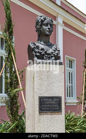 Petropolis, Brasilien - 23. Dezember 2008: Nahaufnahme der Bronzebüste Statue der Kaiserin Carolina Josefa Leopoldina im Garten des Imperial Musuem. Stockfoto