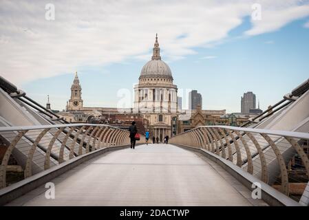 St Pauls Cathedral mit Blick auf die Jahrtausendbrücke, die Menschen überqueren In der Ferne Stockfoto