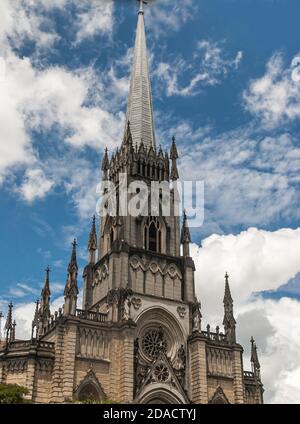 Petropolis, Brasilien - 23. Dezember 2008: Spire und ein Teil des Turms der Kathedrale von Saint Peter von Alcantara gegen blaue Wolkenlandschaft. Stockfoto