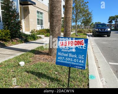 Orlando, FL/USA-2/29/20: Ein immobilienmakler-Schild vor einer Wohnung, die sagt, Verkauf steht in Laureate Park in Lake Nona in Orlando, Florida. Stockfoto