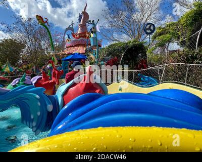 Orlando, FL/USA -2/16/20: Der eine Fisch, zwei Fische, roter Fisch, blauer Fisch, Cat in the hat Ride im Universal Studios Theme Park in Orlando, Florida. Stockfoto