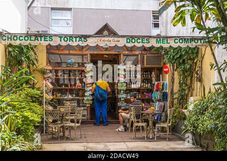 Petropolis, Brasilien - 23. Dezember 2008: Estrela Guia ist Kaffee, Süßigkeiten, Pralinen und Kuchenladen. Frontalansicht mit anwesenden Kunden. Grünes Laub. Stockfoto