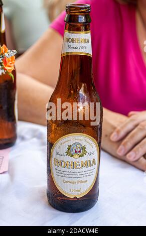 Petropolis, Brasilien - 23. Dezember 2008: Nahaufnahme von braunem Böhmen Pilsner leere Bierflasche auf Tisch mit rosa Hintergrund. Stockfoto