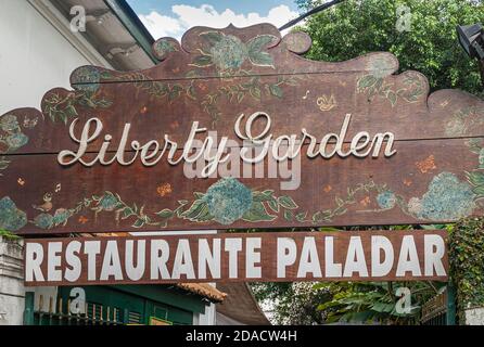 Petropolis, Brasilien - 23. Dezember 2008: Nahaufnahme des Restaurants Liberty Garden Holzschild: Grüne Dekorationen und Laub herum. Stockfoto