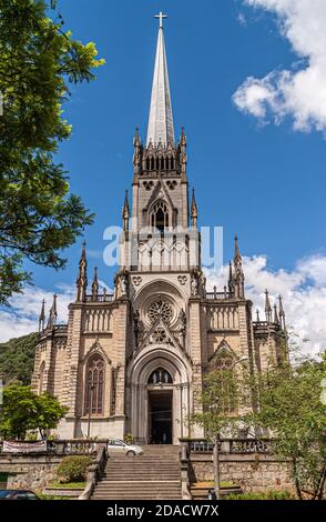 Petropolis, Brasilien - 23. Dezember 2008: Frontalansicht der Kathedrale St. Peter von Alcantara gegen blaue Wolkenlandschaft. Etwas grünes Laub. Stockfoto